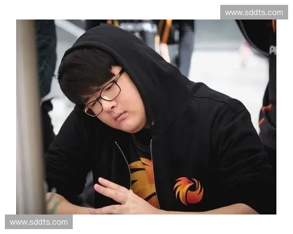 《揭开LOL岳伦真名背后的故事与成长历程》